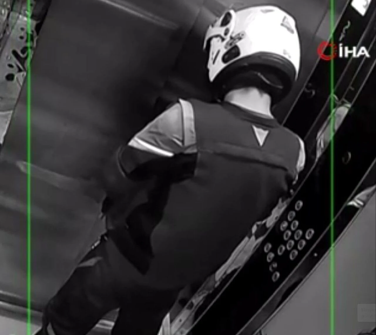 Adalet çok çabuk tecelli etti! Tuvaletini yaptığı asansörde mahsur kaldı - 1. Resim