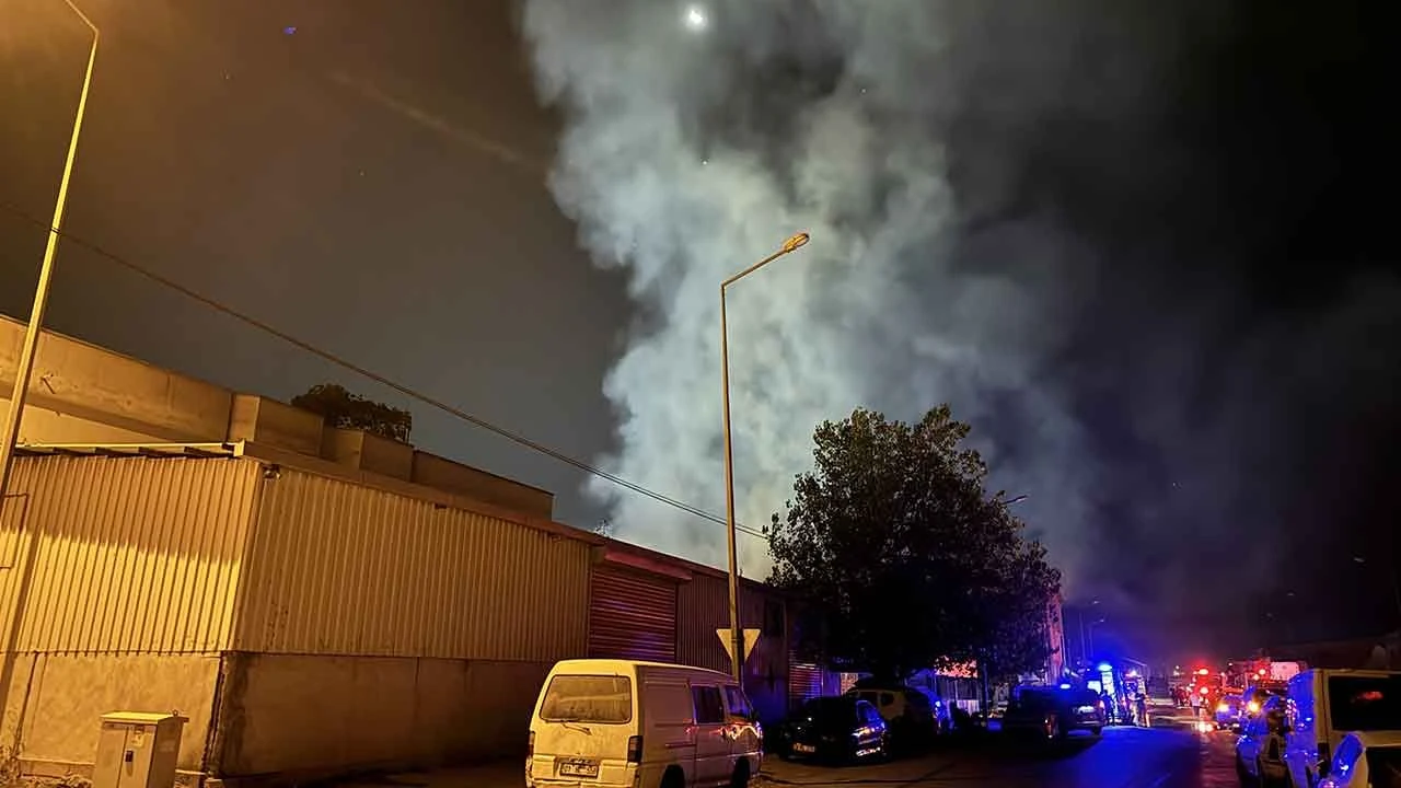 Adana'da korkutan yangın: 6 iş yeri kullanılamaz hale geldi - 1. Resim