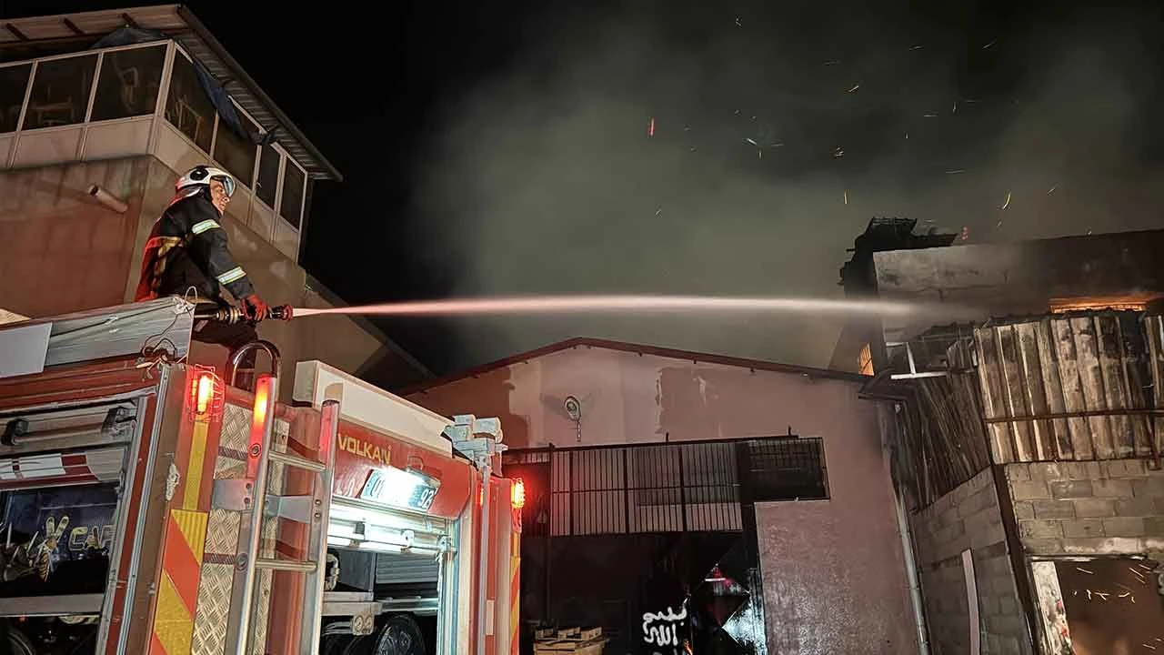 Adana'da korkutan yangın: 6 iş yeri kullanılamaz hale geldi - 2. Resim