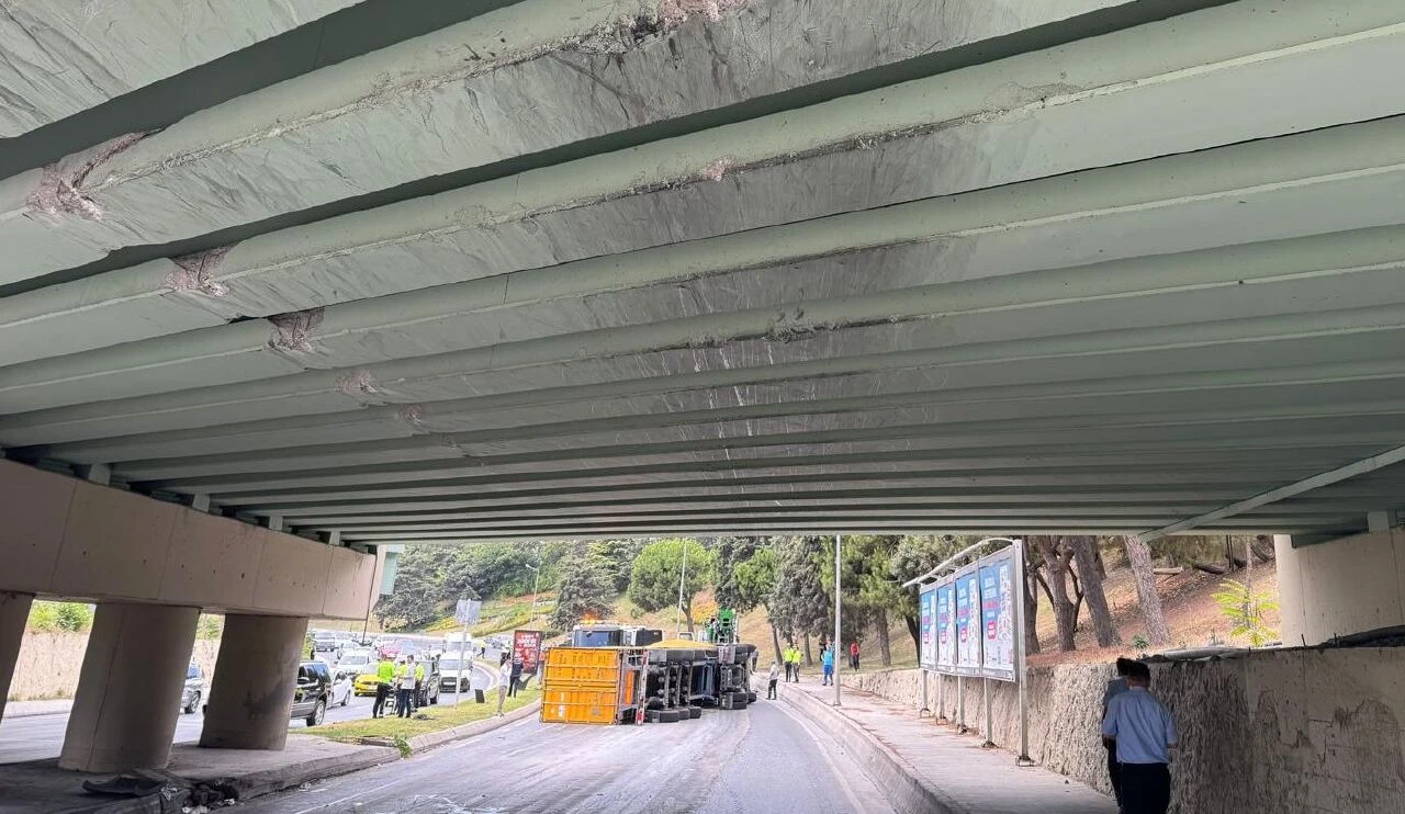 Bakırköy'de TIR, İETT otobüsünün üzerine devrildi! Yaralılar var - 1. Resim