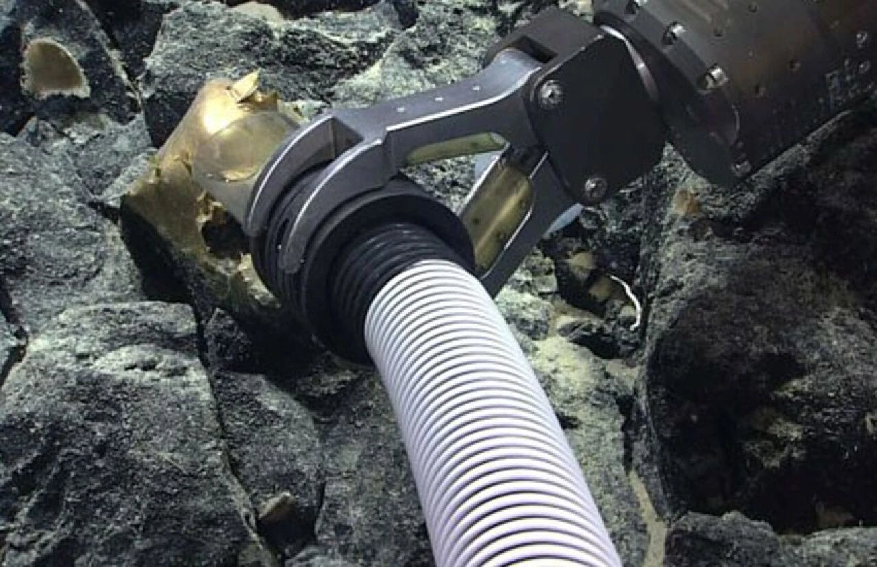 Bilim insanları okyanus yüzeyinde keşfetti! Gizemli altın küre hayrete düşürüyor