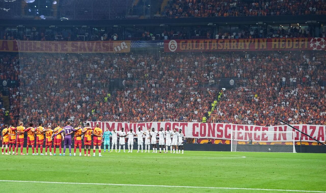 Galatasaray-Young Boy maçında 'Özgür Filistin' pankartı!  - 1. Resim