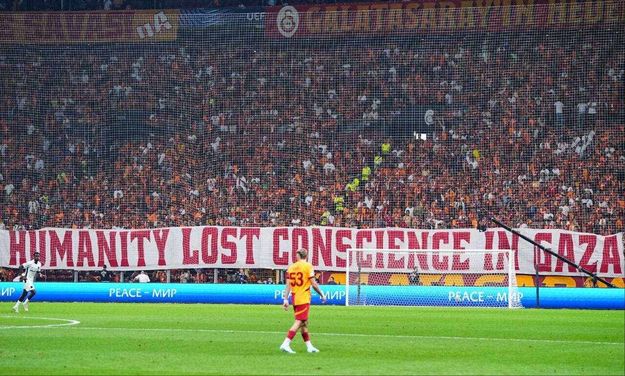 Galatasaray-Young Boy maçında 'Özgür Filistin' pankartı!  - 4. Resim