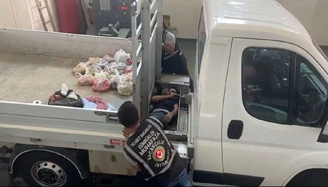 Görevlilerin ağzı açık kaldı: 5 adamın çıktığı yer hayrete düşürdü - 2. Resim