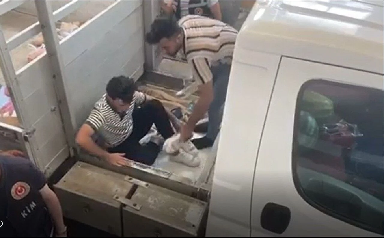 Görevlilerin ağzı açık kaldı: 5 adamın çıktığı yer hayrete düşürdü - 1. Resim