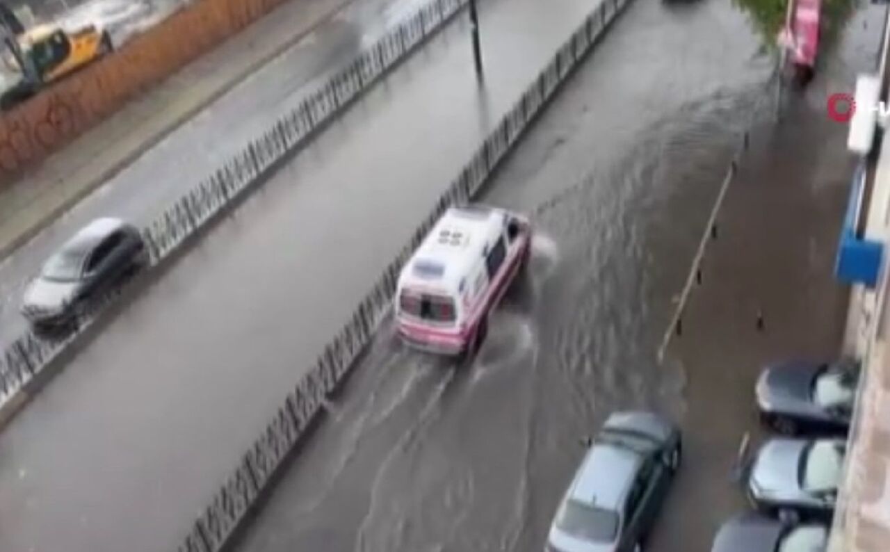 İstanbul sağanağa teslim! Sokaklar göle döndü, hayat felç oldu - 1. Resim