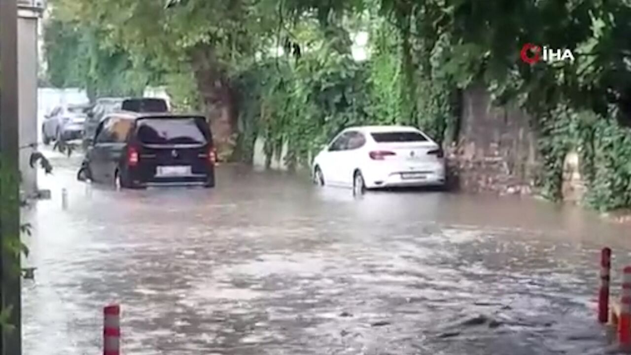 İstanbul sağanağa teslim! Sokaklar göle döndü, hayat felç oldu - 3. Resim