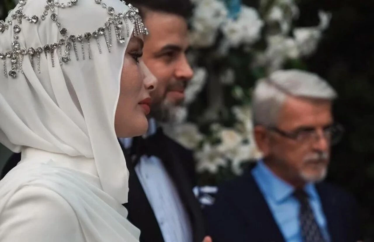 Reshad Strik'ten eşi Gamze Özçelik'e sürpriz kutlama!