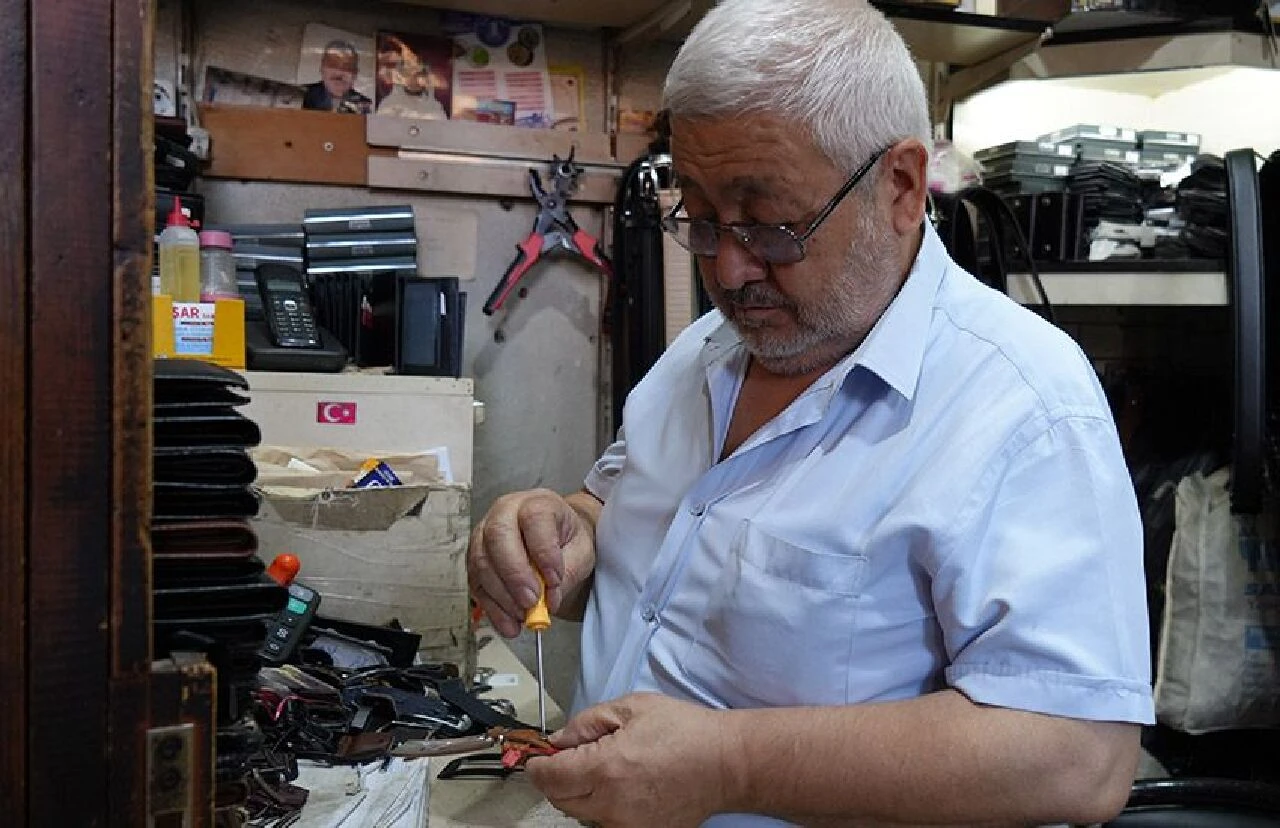 Sadece Türkiye değil 5 ülkeye daha ihraç ediyor! 3 metrekarelik dükkanında yarım asırlık kemer - 1. Resim