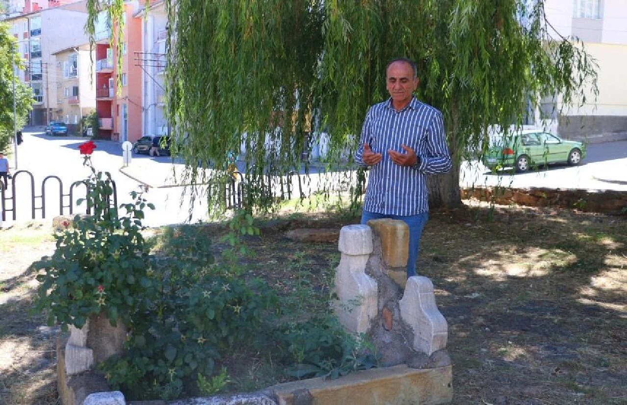 Şehir merkezinde görenleri şaşırtıyor, caddenin ortasında tek mezar gizemini koruyor