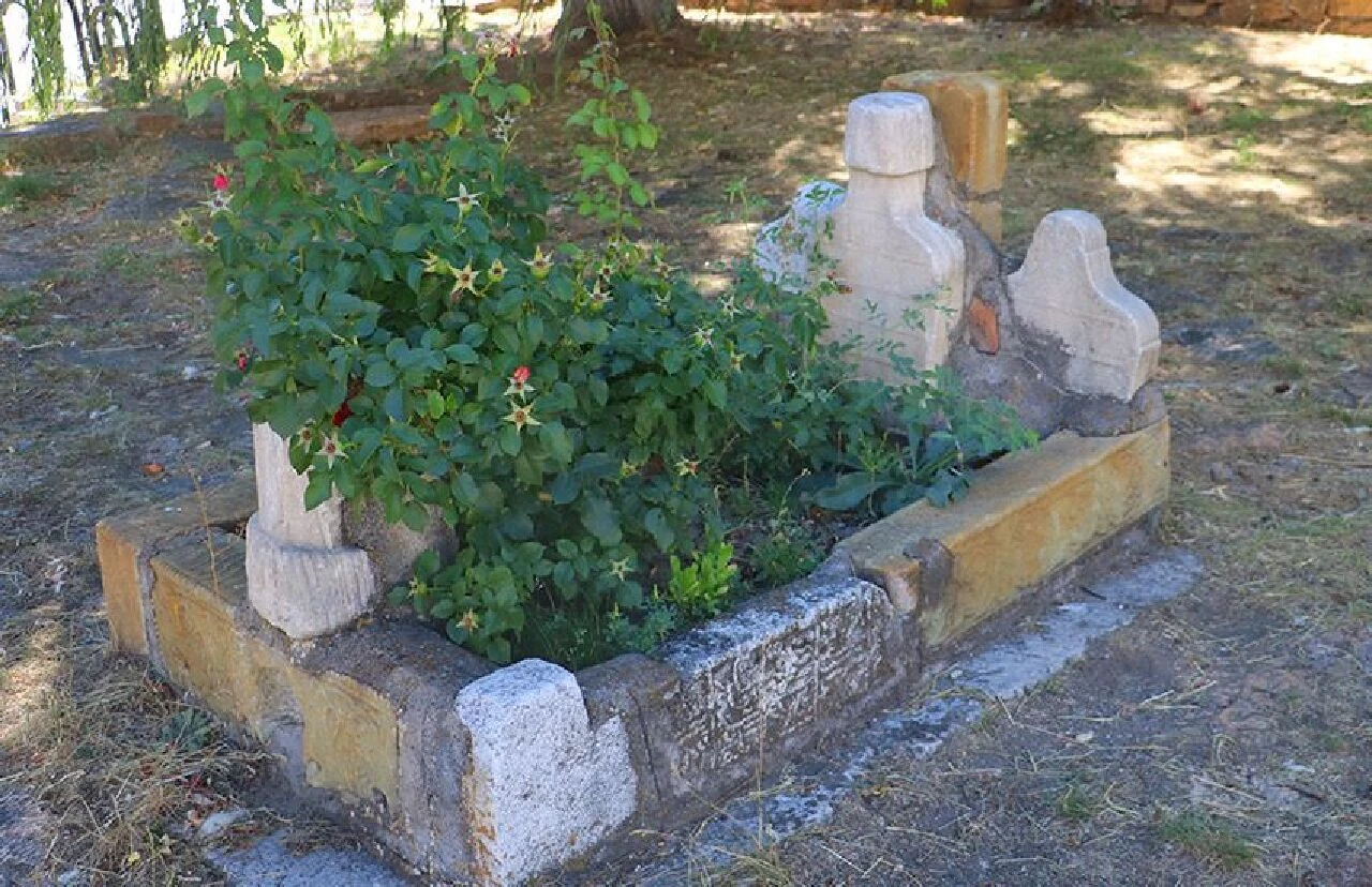 Şehir merkezinde görenleri şaşırtıyor, caddenin ortasında tek mezar gizemini koruyor
