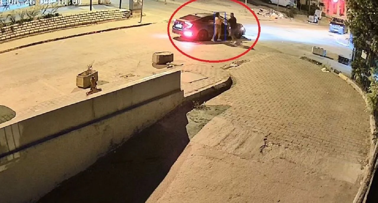 Sevgilisine dehşeti yaşattı! Genç kadını evinin önünde dakikalarca dövdü! - 1. Resim