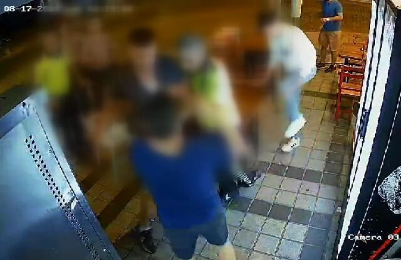 Silahlı saldırgan dehşet saçtı! Tartıştığı kokoreççiyi basıp kurşun yağdırdı - 1. Resim