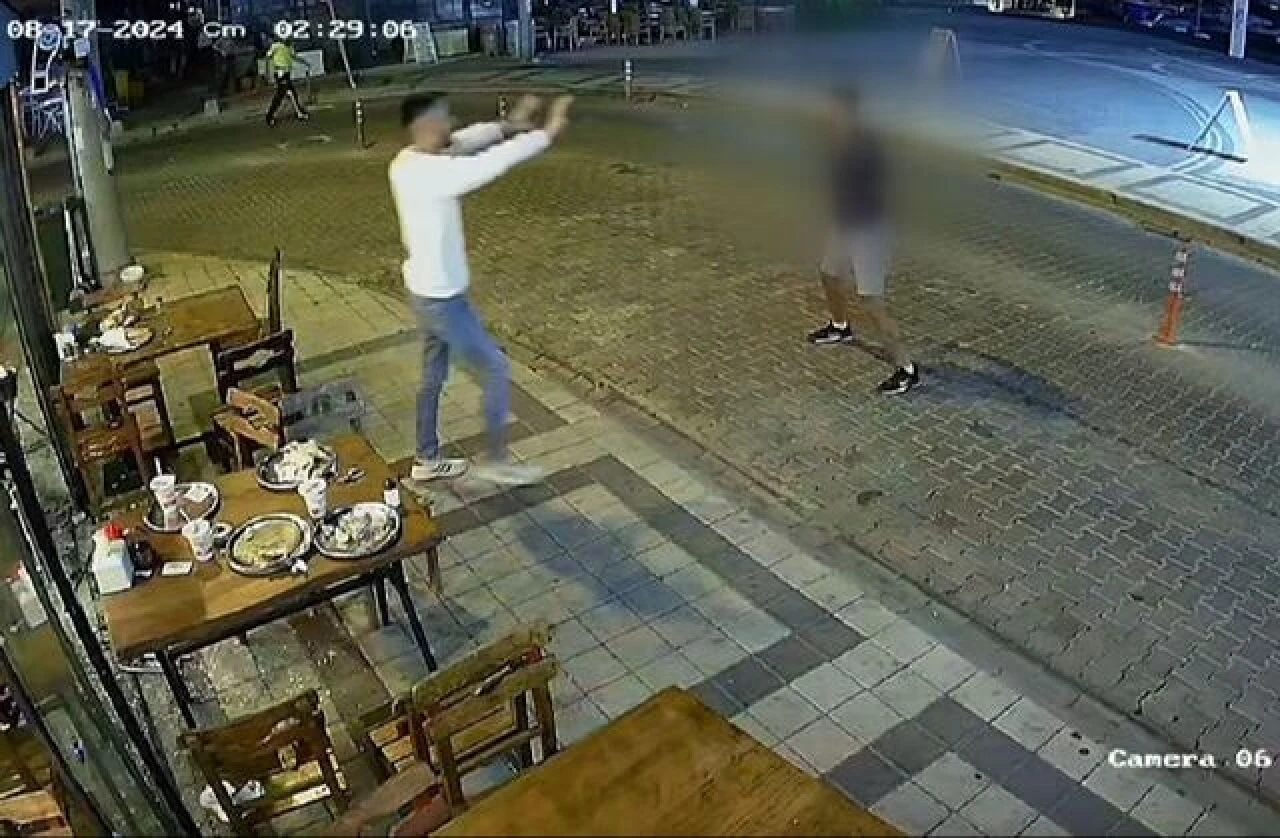 Silahlı saldırgan dehşet saçtı! Tartıştığı kokoreççiyi basıp kurşun yağdırdı - 2. Resim