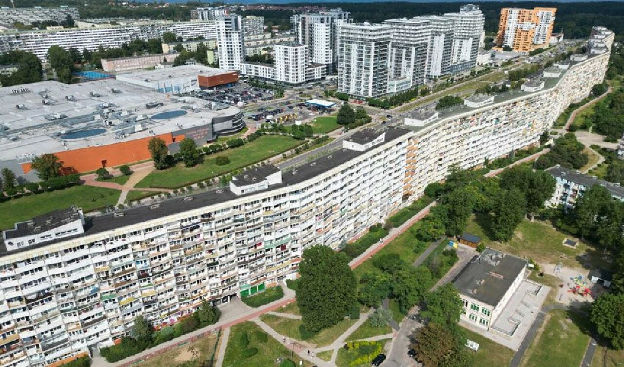 Bir ucundan diğerine 3 otobüs durağı olan bina! Avrupa'nın 'Çin Seddi' olarak biliniyor