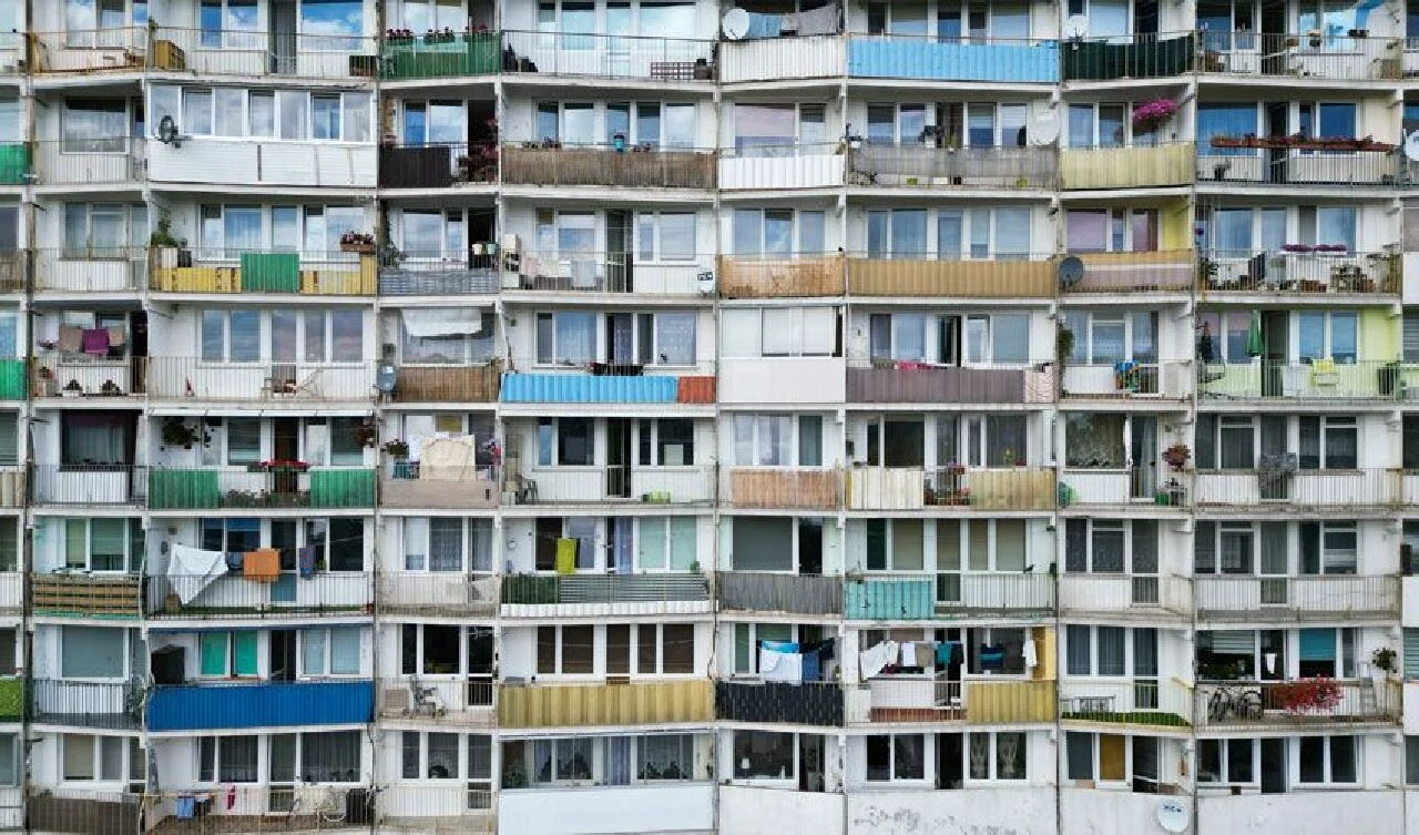 Bir ucundan diğerine 3 otobüs durağı olan bina! Avrupa'nın 'Çin Seddi' olarak biliniyor