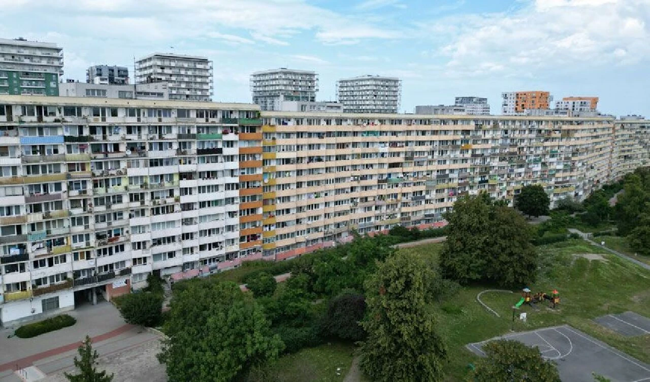 Bir ucundan diğerine 3 otobüs durağı olan bina! Avrupa'nın 'Çin Seddi' olarak biliniyor