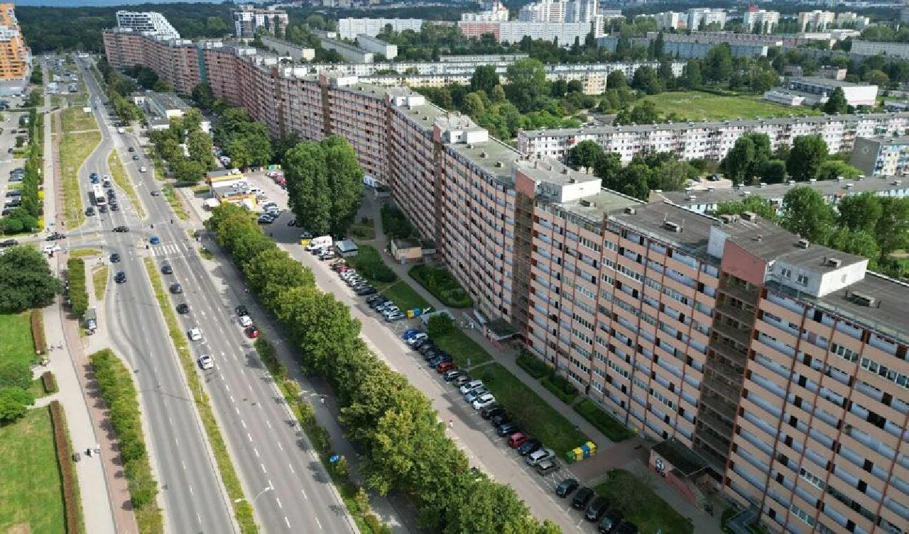 Bir ucundan diğerine 3 otobüs durağı olan bina! Avrupa'nın 'Çin Seddi' olarak biliniyor