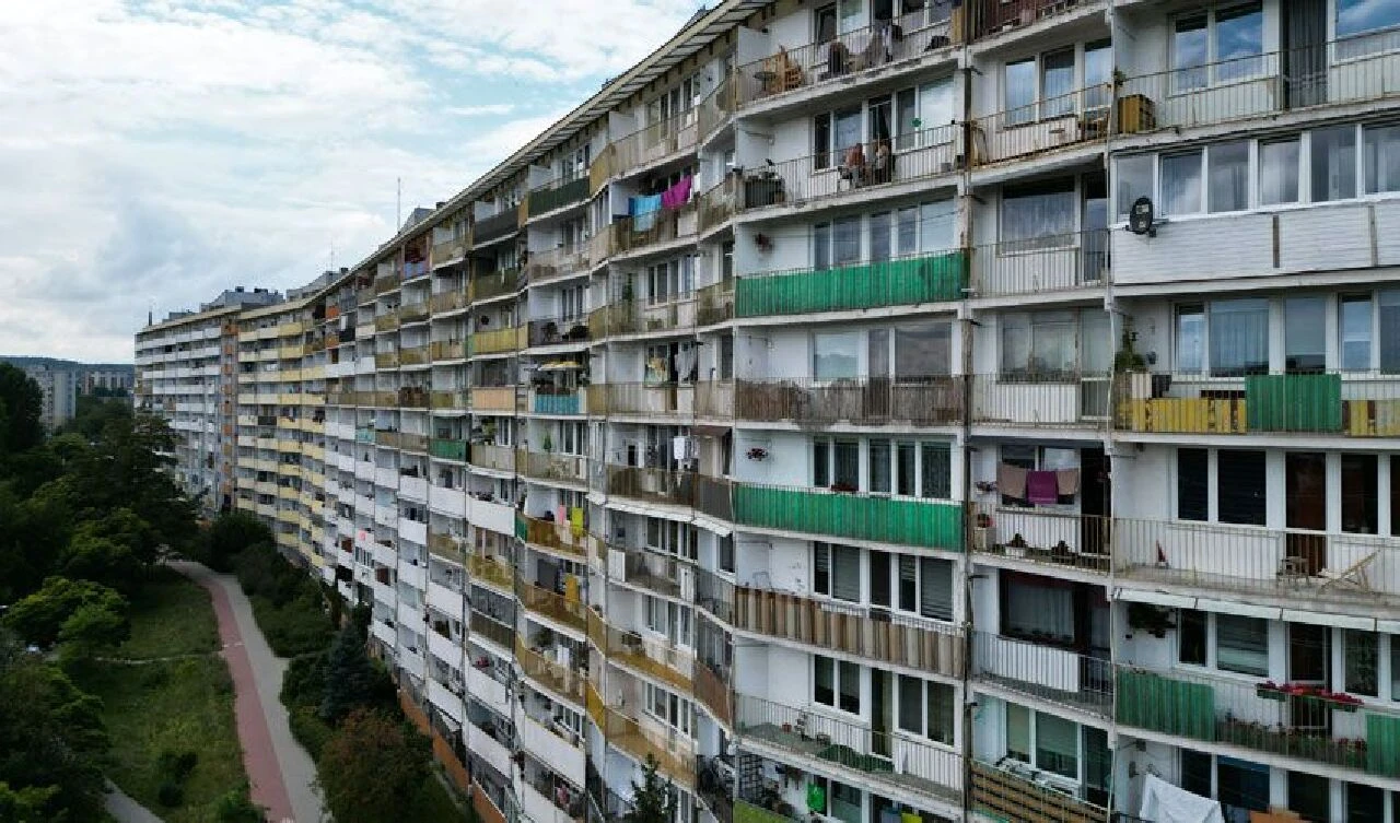 Bir ucundan diğerine 3 otobüs durağı olan bina! Avrupa'nın 'Çin Seddi' olarak biliniyor