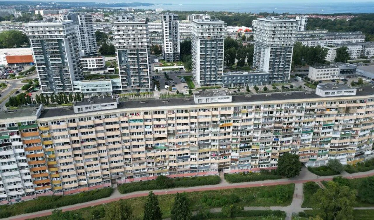 Bir ucundan diğerine 3 otobüs durağı olan bina! Avrupa'nın 'Çin Seddi' olarak biliniyor