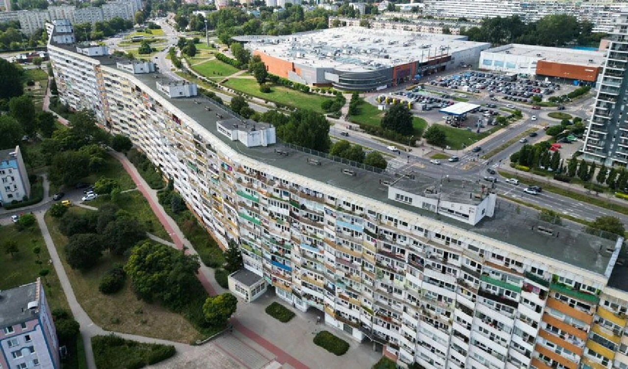 Bir ucundan diğerine 3 otobüs durağı olan bina! Avrupa'nın 'Çin Seddi' olarak biliniyor