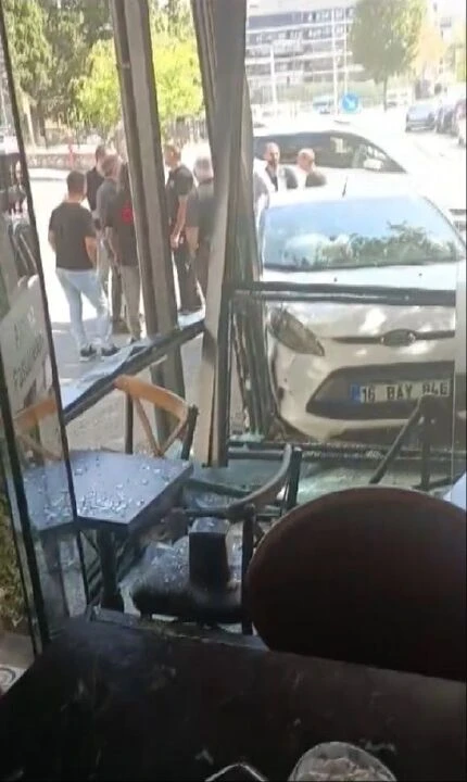 Bursa'da ilginç kaza! Kafesine dalan sürücüyle çay içip,, sohbet etti