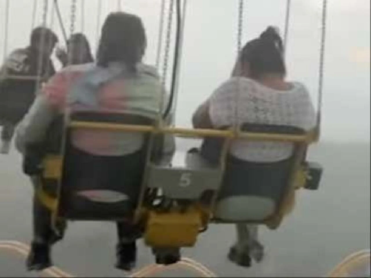 Eğlence parkı kabusu: Yerden 76 metre yüksekte bir sağa bir sola savruldular