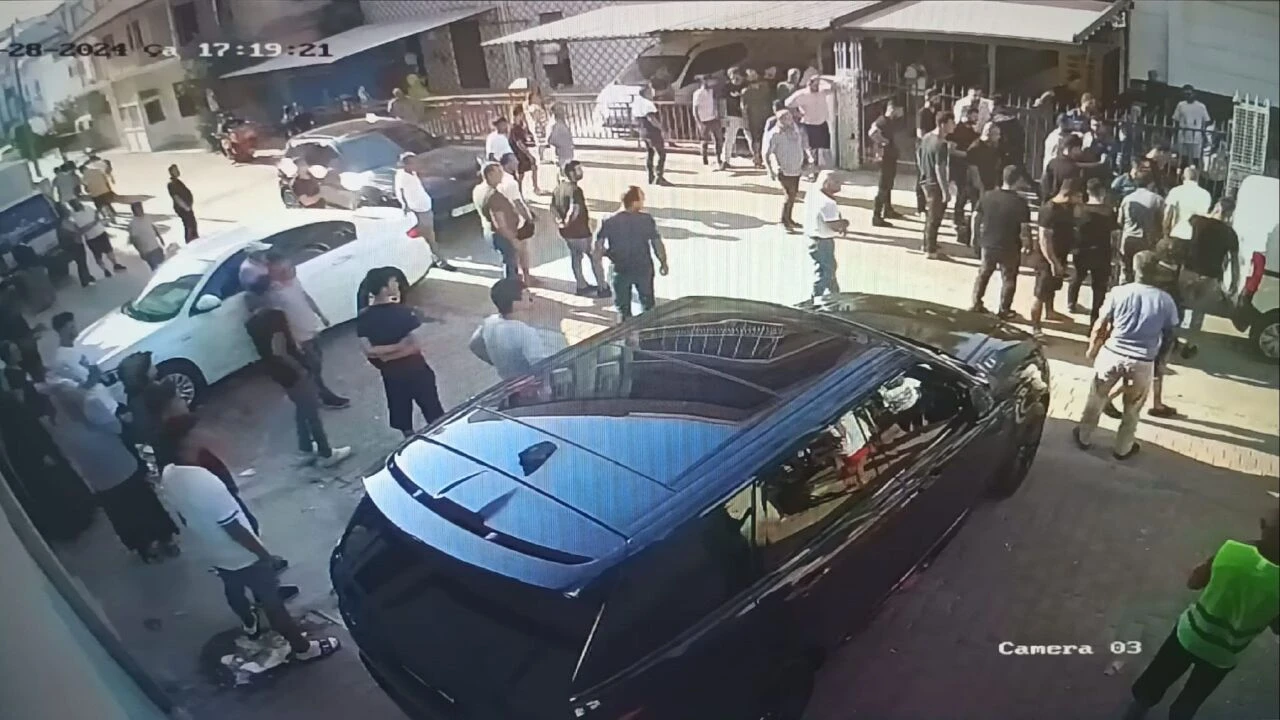 Ellerinde silahla kuyumcu bastılar, kurşunları bitince bir araba dayak yediler! O anlar kamerada - 1. Resim