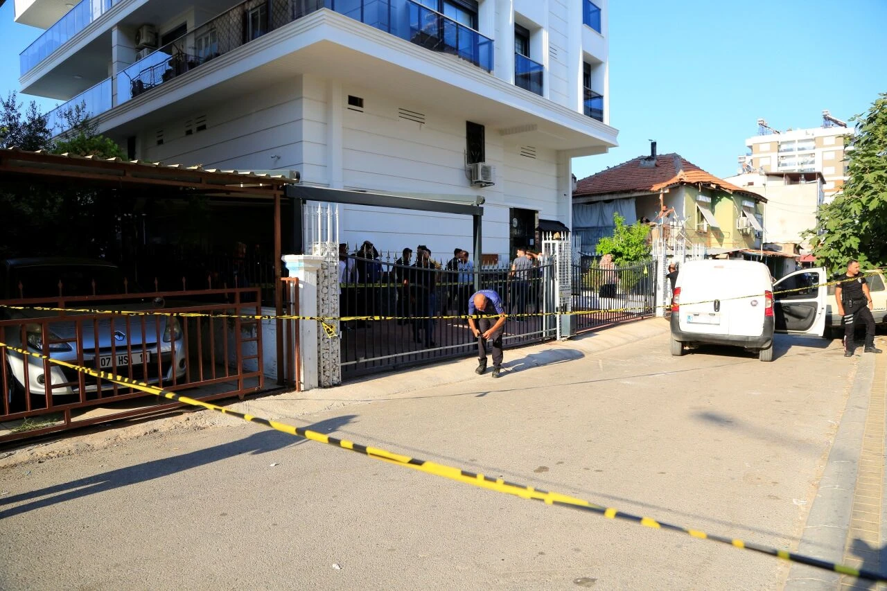 Ellerinde silahla kuyumcu bastılar, kurşunları bitince bir araba dayak yediler! O anlar kamerada - 3. Resim