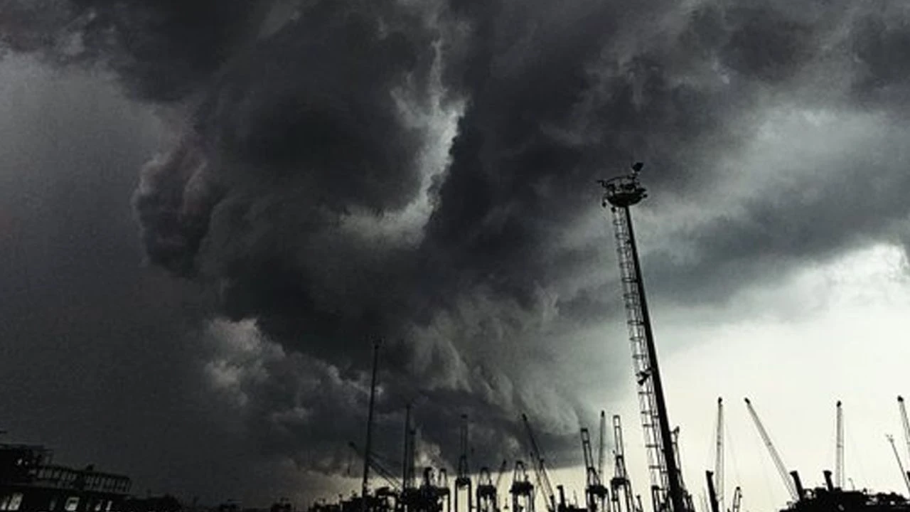 İstanbul karanlığa büründü, sağanak yağış aniden bastırdı! Süper hücre oluştu - 1. Resim