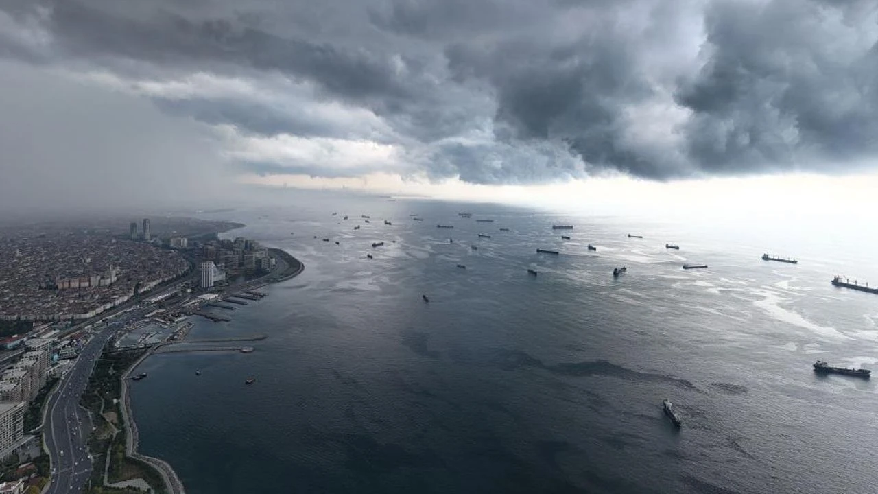 İstanbul karanlığa büründü, sağanak yağış aniden bastırdı! Süper hücre oluştu - 1. Resim