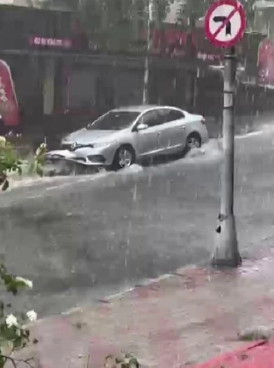 İstanbul karanlığa büründü, sağanak yağış aniden bastırdı! Süper hücre oluştu - 6. Resim