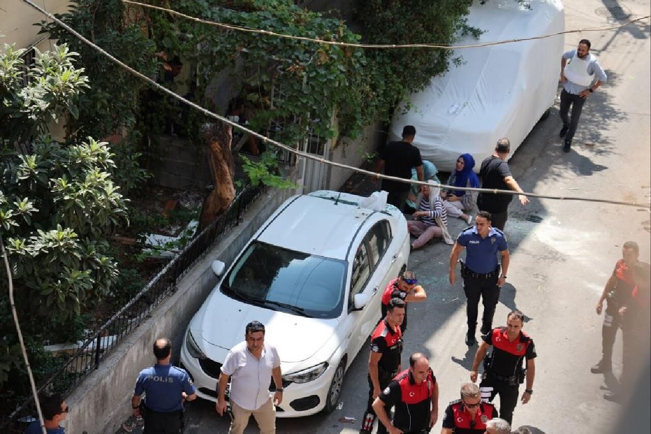 İzmir'de dehşete düşüren olay! Özel harekat polisleri sevk edildi: Önce etrafa sonra kafasına sıktı! - 1. Resim