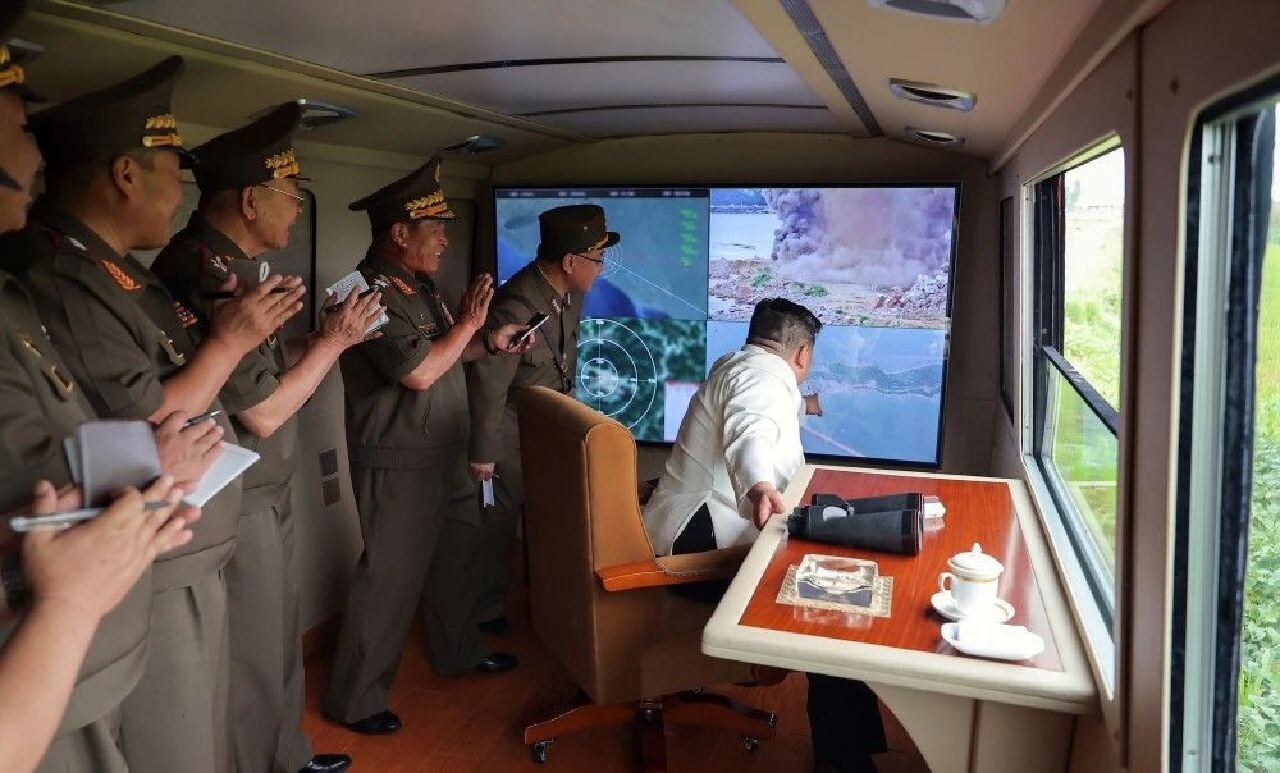 Kim Jong-Un, savaşa hazırlanıyor! Bizzat katıldı, talimatı burada verdi: Silahlar ile donatın - 3. Resim