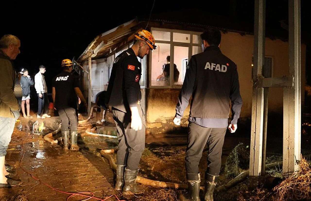 Sivas'ta sağanak yağış sele neden oldu: 20 ev sular altında kaldı - 2. Resim
