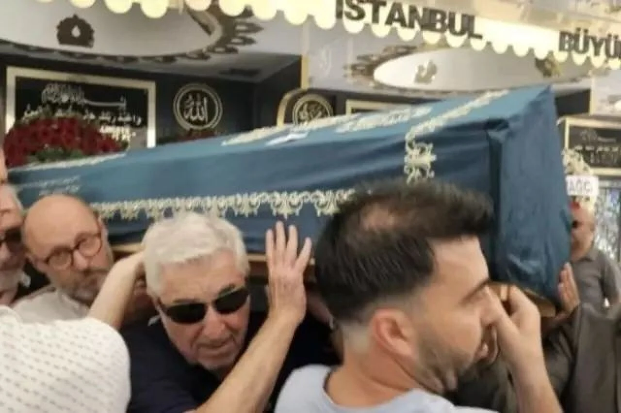 Usta oyuncu Cihat Tamer'in oğlunun cenazesinde selfie rezaleti! Müzisyen Turhan Öge'ye tepki yağdı
