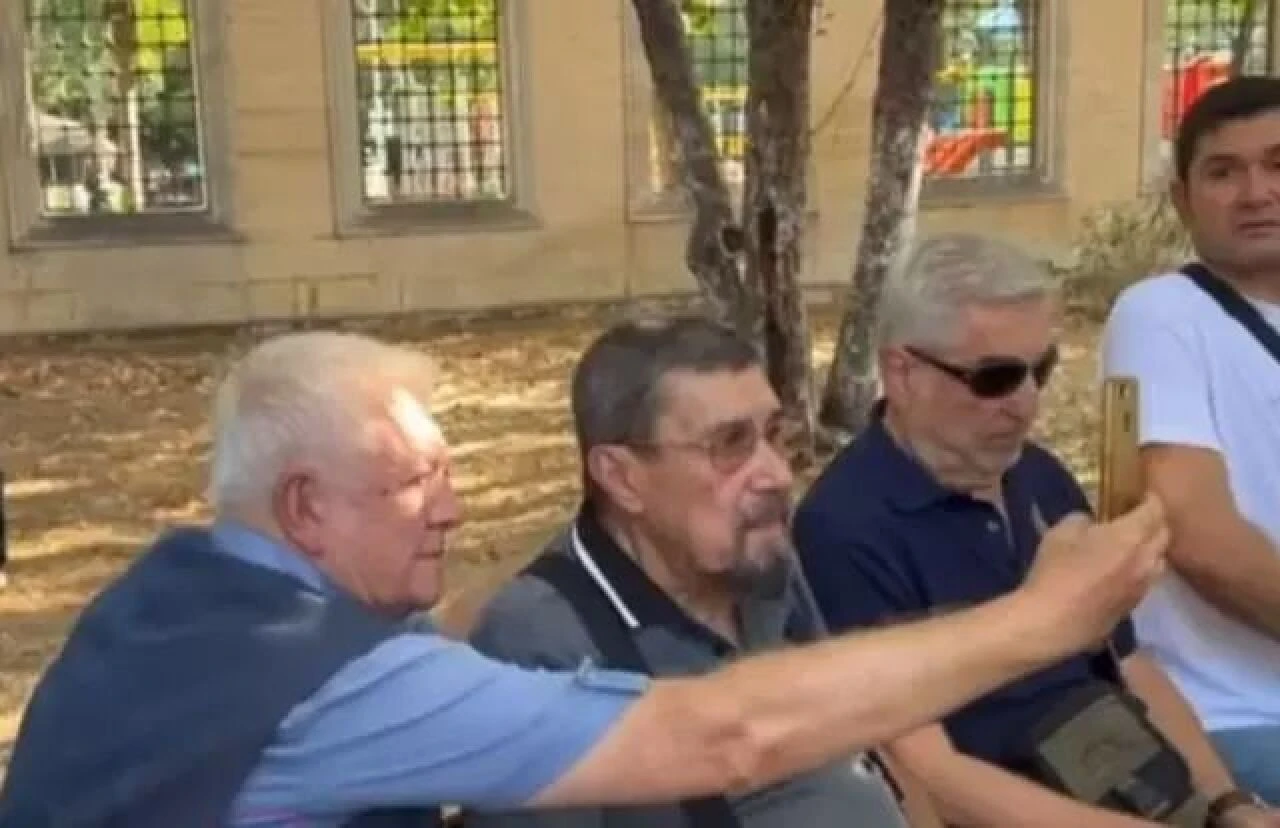 Usta oyuncu Cihat Tamer'in oğlunun cenazesinde selfie rezaleti! Müzisyen Turhan Öge'ye tepki yağdı