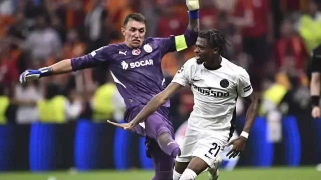 Young Boys'un golü sonrası Muslera çılgına döndü! Kırmızı kart gördü - 1. Resim
