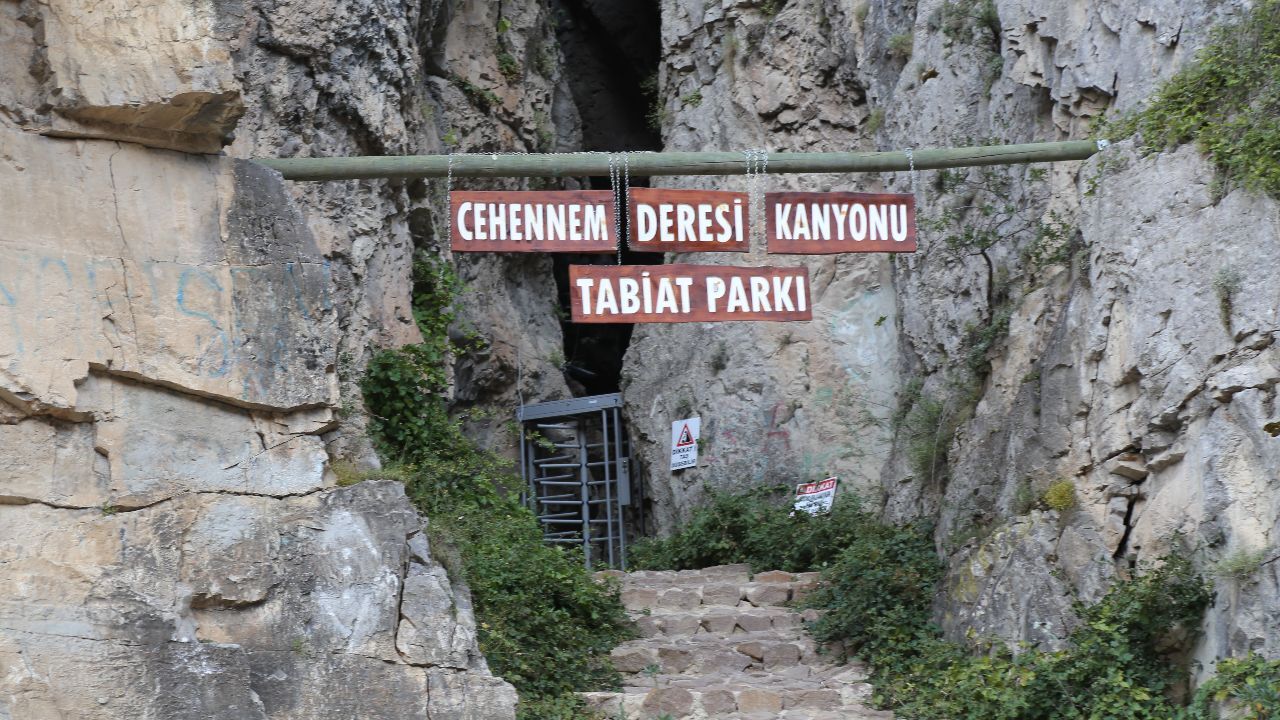 Cehennem Deresi Kanyonu&#039;na şaşırtan turnike! Ziyarete gelenler tepki gösterdi