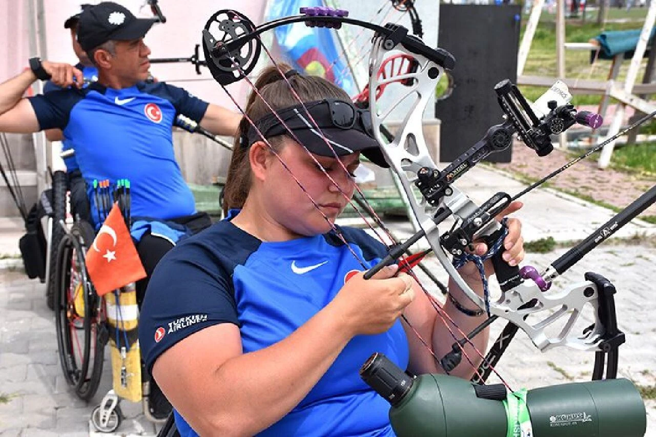 Dünya rekoru kıran Öznur Cüce Girdi trafik kazası sonucunda felç kalmıştı - 1. Resim