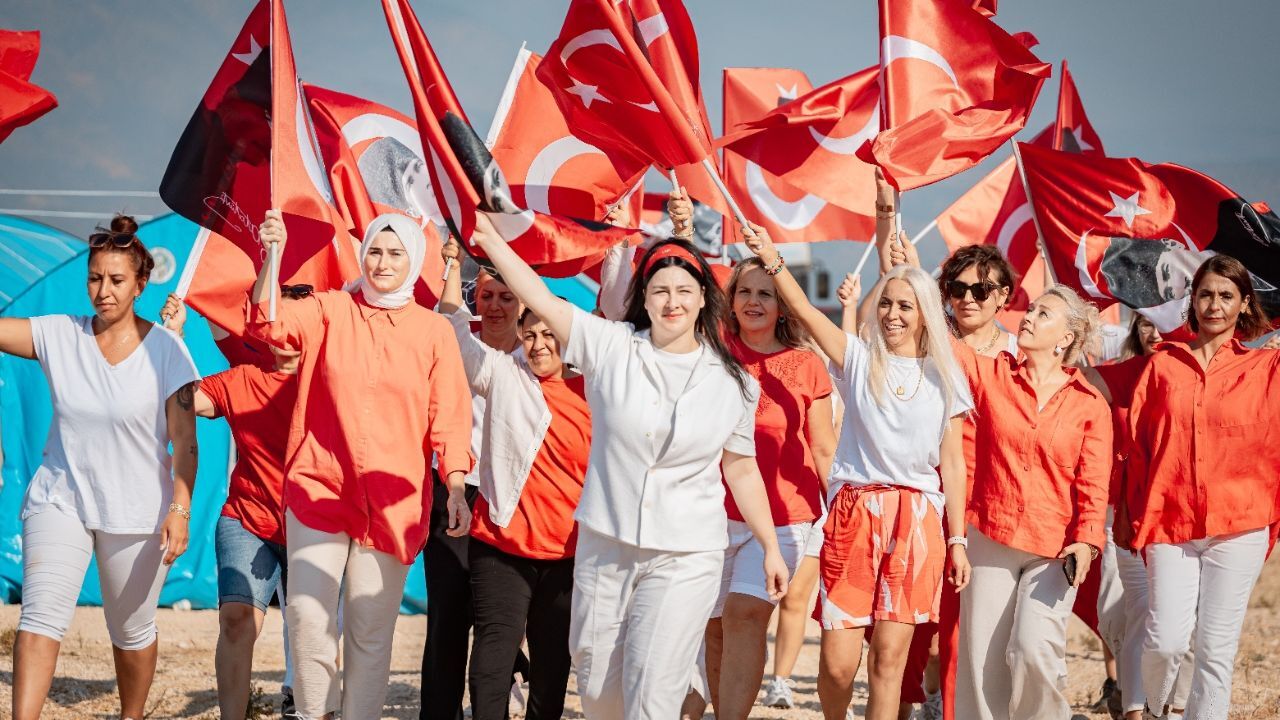 Kadınların boyadığı dünyanın araziye işlenmiş en büyük Türk Bayrağı 30 Ağustos’a hazır