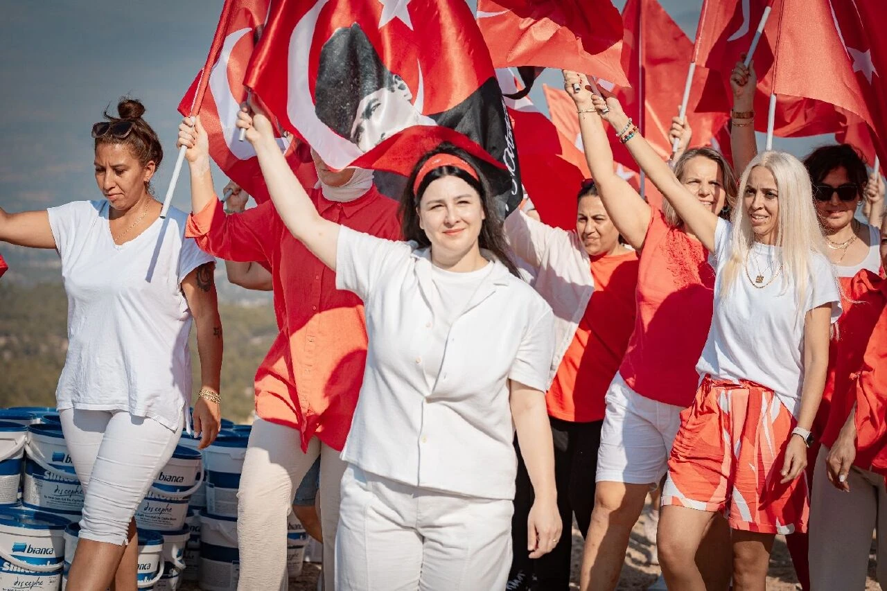 Kadınların boyadığı dünyanın araziye işlenmiş en büyük Türk Bayrağı 30 Ağustos’a hazır