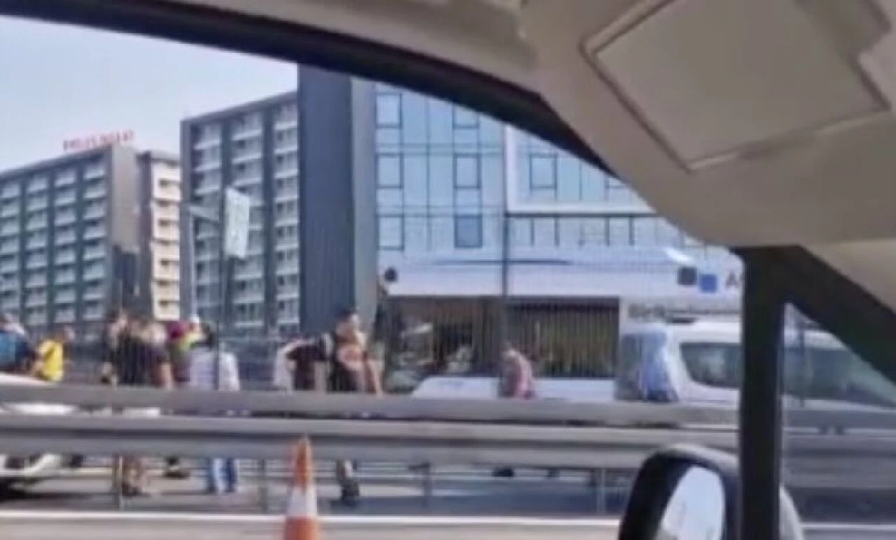 Küçükçekmece Sefaköy son dakika metrobüs kazası nedeniyle seferler aksıyor - 1. Resim