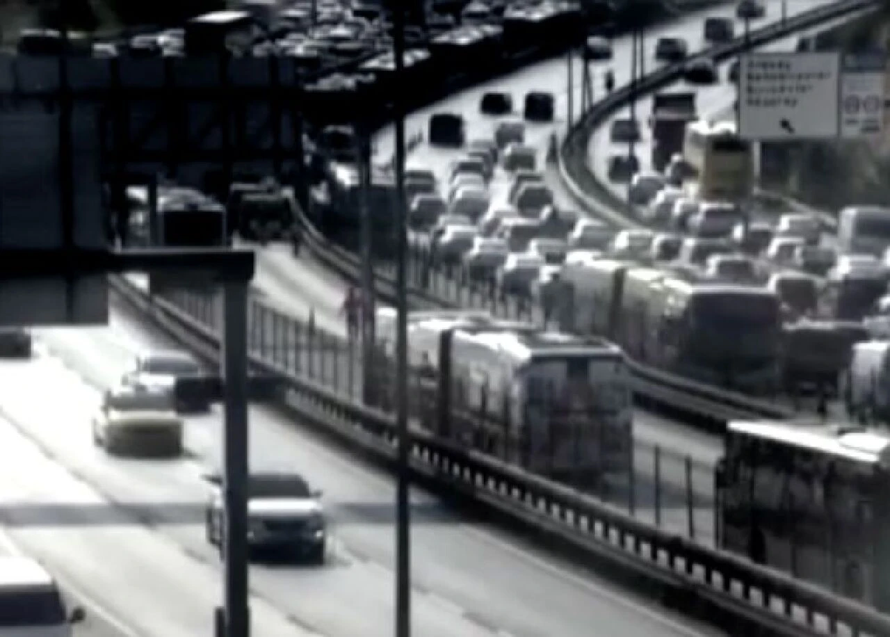 Küçükçekmece Sefaköy son dakika metrobüs kazasında birçok yaralı var