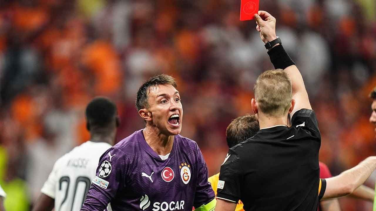 Muslera sportmenlik dışı hareket nedeniyle kırmızı kart gördü