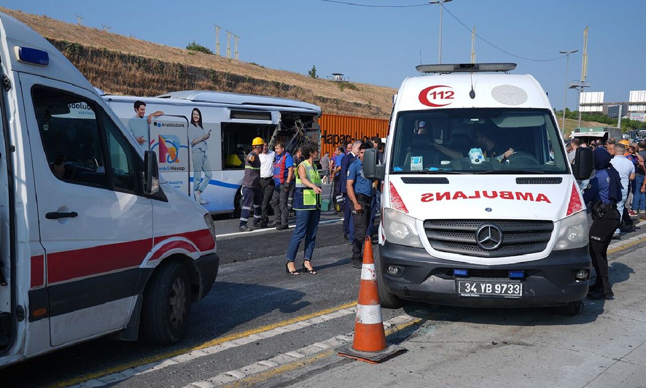 Son dakika | İstanbul Küçükçekmece'de metrobüs kazası! Acı haber geldi: Ölü ve yaralılar var! Kaza anı kamerada - 5. Resim