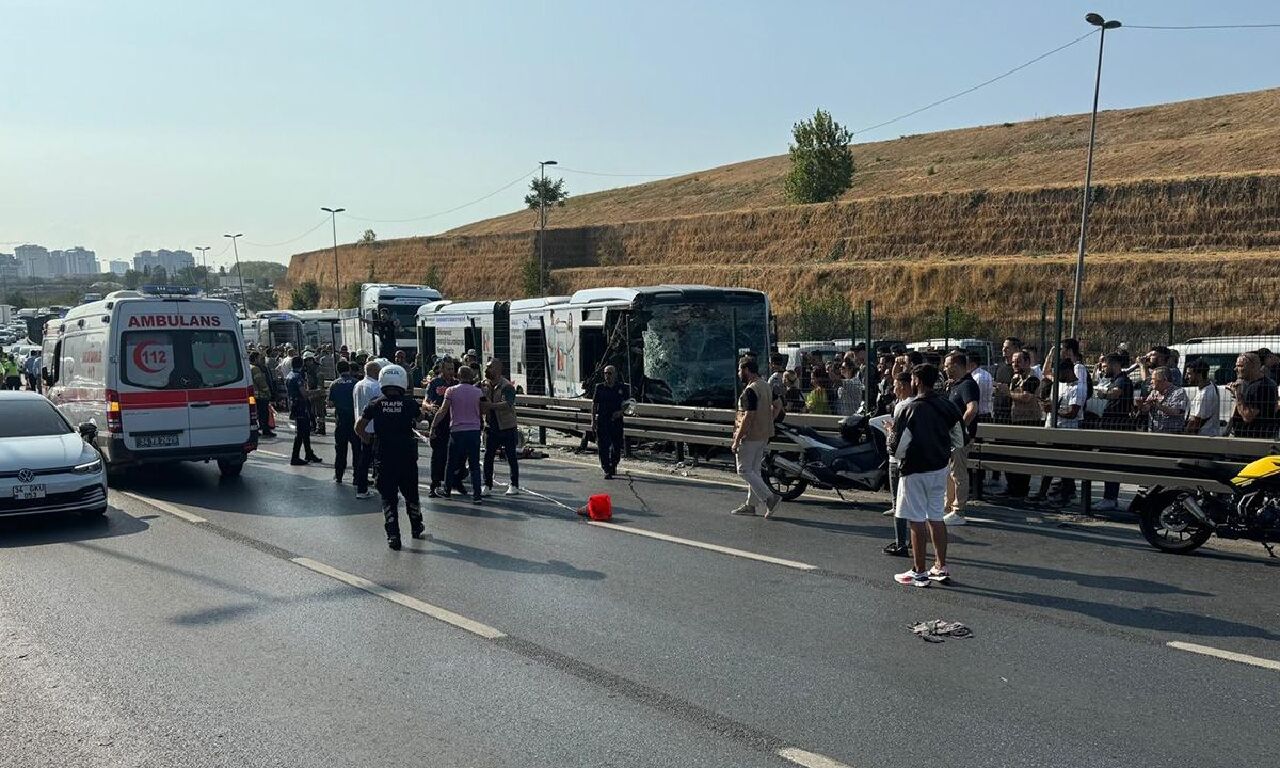 Son dakika | İstanbul Küçükçekmece'de metrobüs kazası! Acı haber geldi: Ölü ve yaralılar var! Kaza anı kamerada - 1. Resim