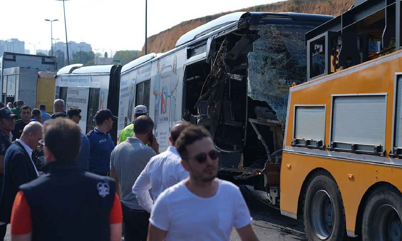 Son dakika | İstanbul Küçükçekmece'de metrobüs kazası! Acı haber geldi: Ölü ve yaralılar var! Kaza anı kamerada - 3. Resim