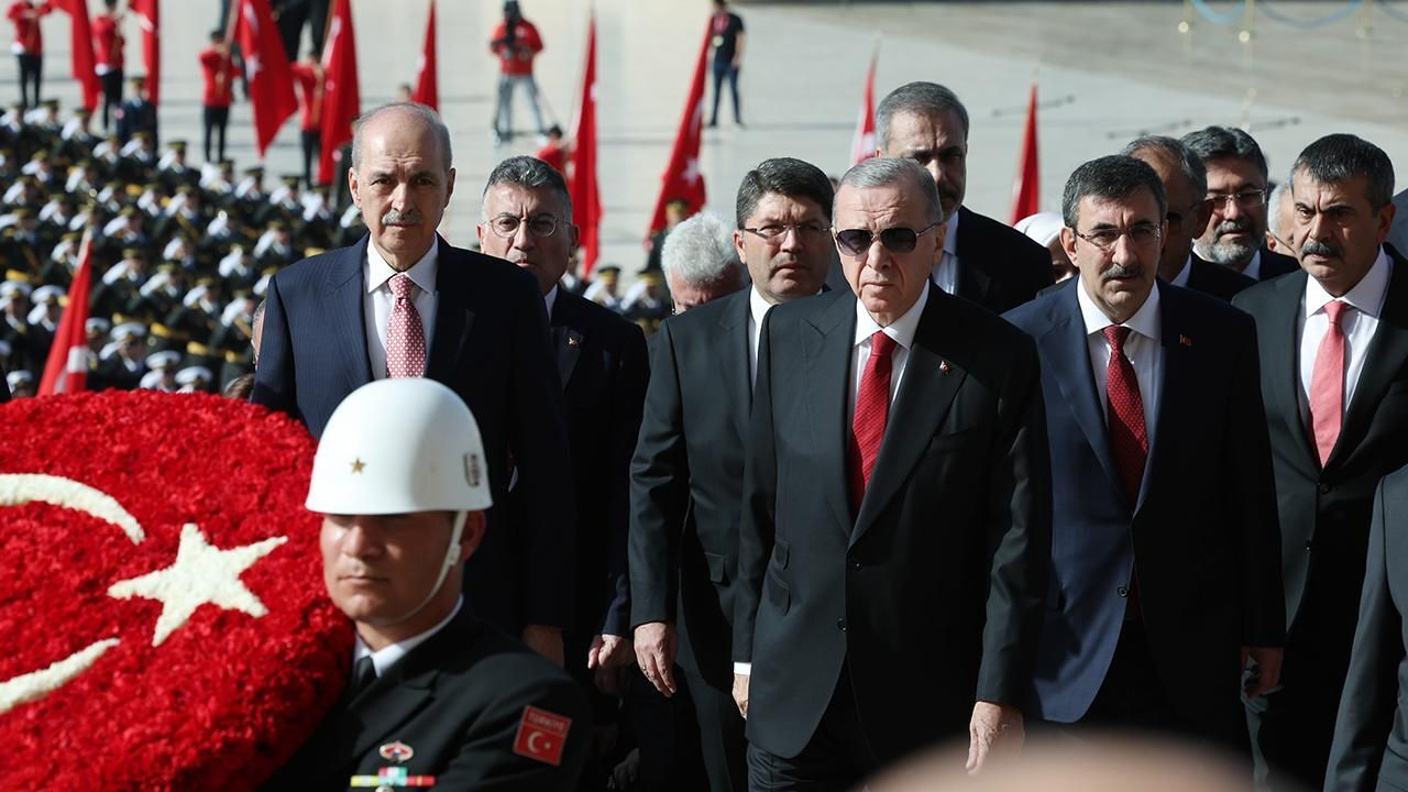 Cumhurbaşkanı Erdoğan Anıtkabir Özel Defteri'ni imzaladı! 'Türkiye Yüzyılı hedefimiz için mücadelemiz sürecek'