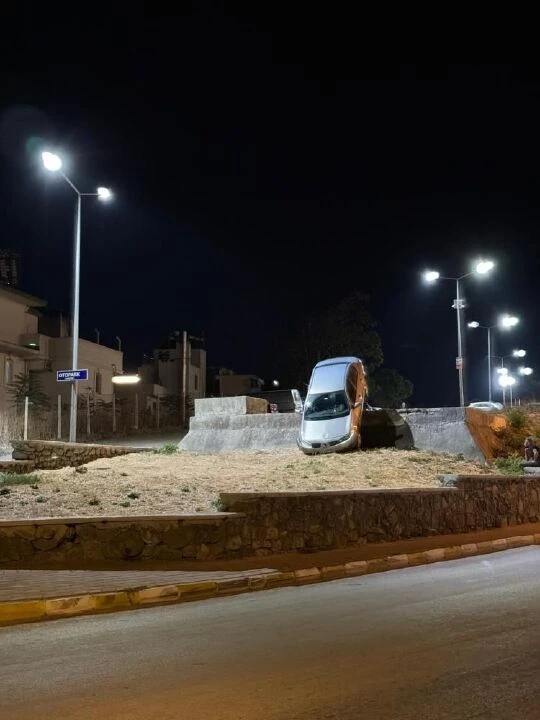 Çanakkale'de şoke eden olay! Araç duvarda asılı kaldı, sürücü alkollü çıktı - 1. Resim